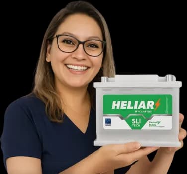 Vanessa da VG Baterias segurando uma bateria Heliar