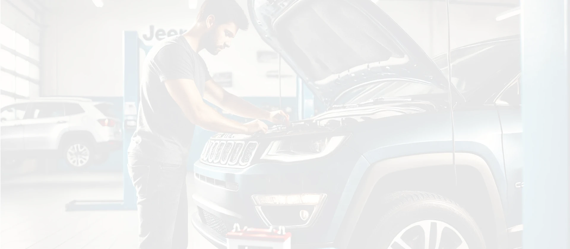 Técnico instalando bateria em carro