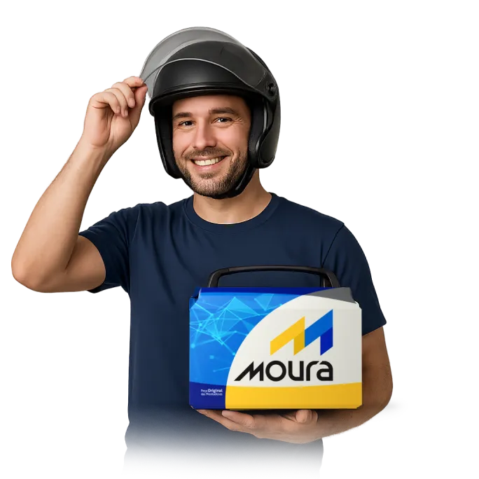 Entregador com bateria Moura e capacete de moto